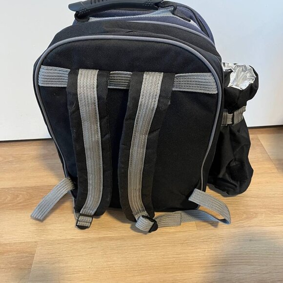 Premium Picnic Backpack for 4 Persons – Like New! - Picture 4 of 9